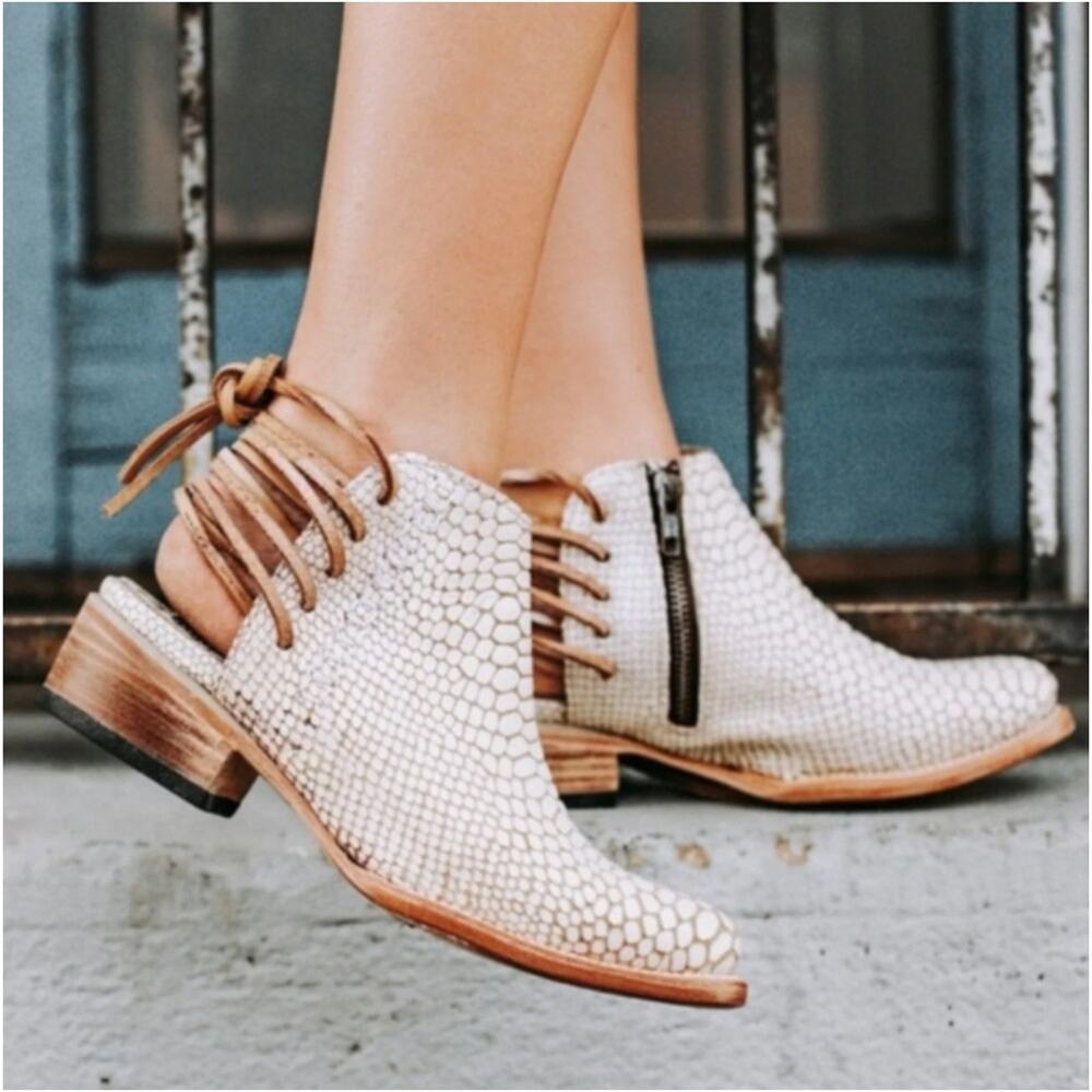 FREEBIRD JOJO Boot. WHITE LEATHER SNAKE BACK LACE ANKLE BOOT SZ 8 NWOB